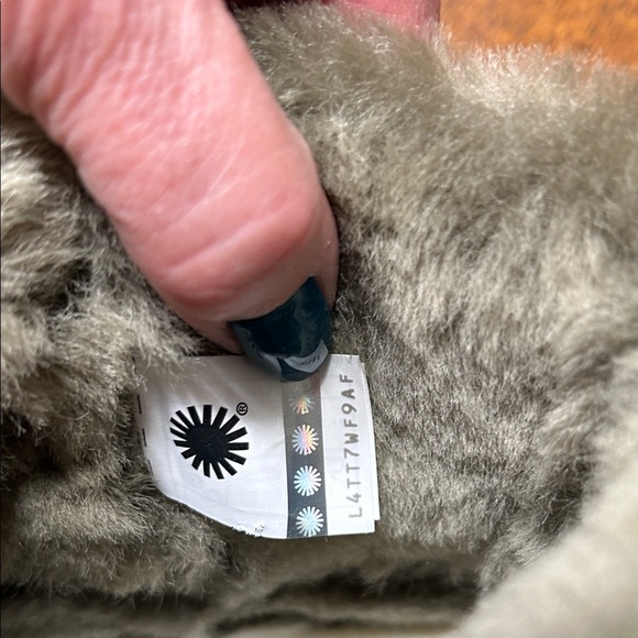 NWOT UGG Women's Olive Green Ankle Boots with Fur Lining Size 7 - Picture 11 of 16